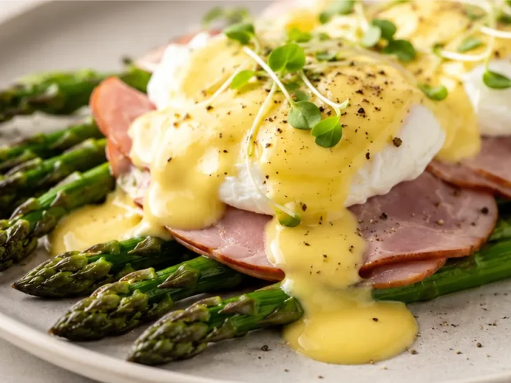 Asparagus Eggs Benedict: Brunch Perfection!