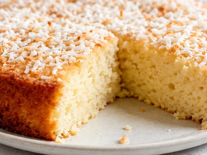 Keto Coconut Cake: Fluffy & Divine!