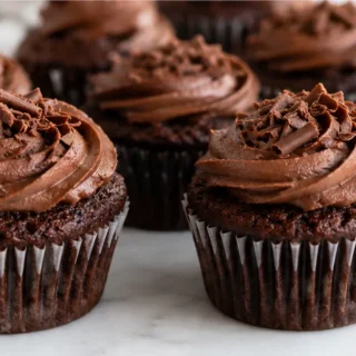 Keto Chocolate Cupcakes: Low-Carb Dream! - keto cupcakes - Keto cupcakes: master these incredibly moist and chocolatey low-carb cupcakes. Perfect for a guilt-fr
