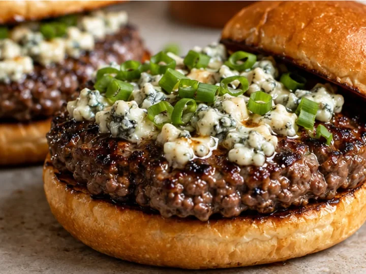 ” Juicy Blue Cheese Burgers: A Flavor Bomb!”