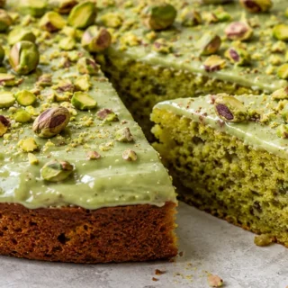 Keto Pistachio Cake: Dream Dessert! Keto Pistachio Cake: enjoy this vibrant and tender low-carb cake. Perfect for guilt-free indulgence, it's easy to make and l