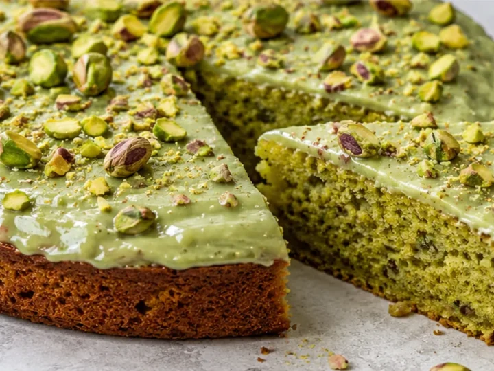 Keto Pistachio Cake: Dream Dessert!