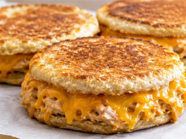 Golden Tuna Melts: Crispy & Cheesy Perfection!