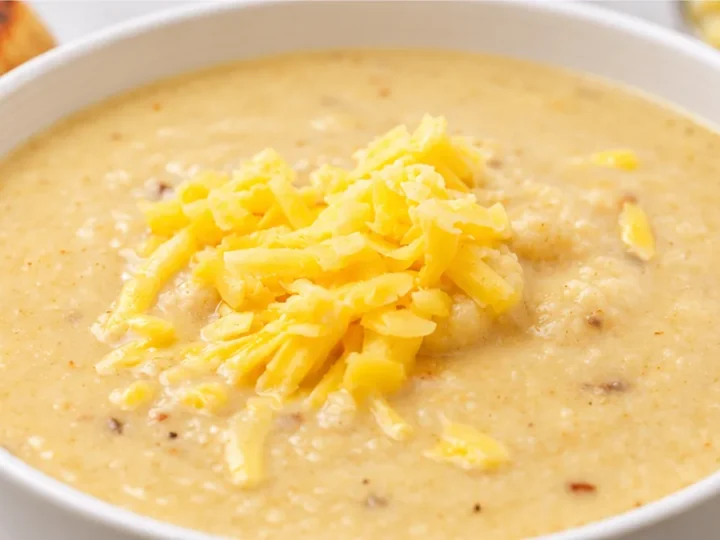Melt-in-Your-Mouth Cheesy Cauliflower Soup!
